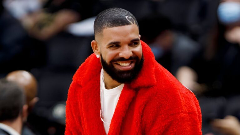 Drake promet un fan de 20 000 $ après avoir joué aux ciseaux de papier rock à mi-conflit