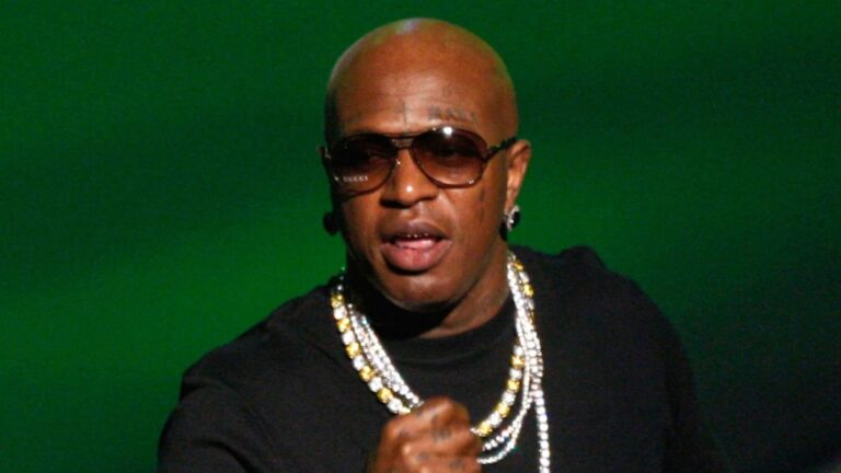 Birdman s'endort apparemment sur scène au milieu d'un spectacle de garçons chauds