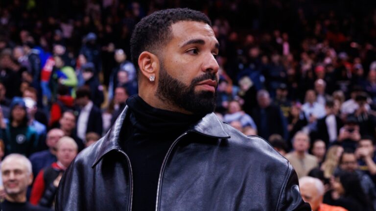 Drake se termine la première nuit de la tournée australienne avec un discours émotionnel: «(je suis) très vivant»