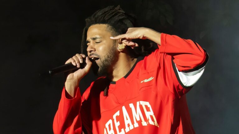 J. Cole réfléchit sur l'IA, le vieillissement & amp; Trump Assassination Tentative sur une nouvelle chanson «Clouds»: Écoutez