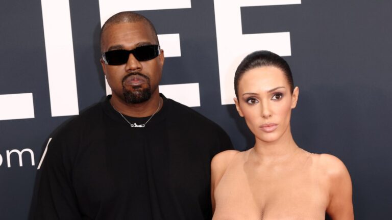 Kanye West remonte à la critique de la tenue de Grammys nue de sa femme