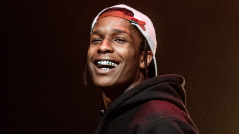 Une prise de contrôle de $ AP Rocky de l'équipe de football britannique fait avancer après avoir tiré sur l'acquittement