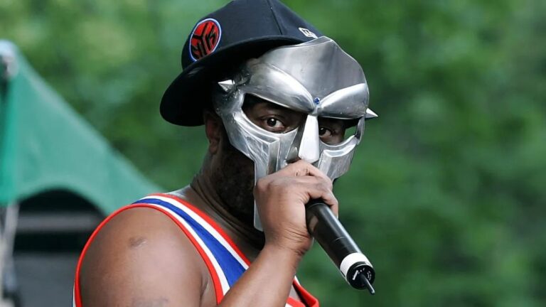La veuve de MF Doom et les ex-stones lancent le différend de règlement sur les cahiers de défunt rappeur