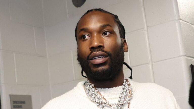 Meek Mill attaque l'utilisateur des médias sociaux qui l'a appelé «lent»: «Comparons les vies»