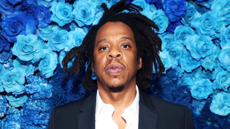 Jay-Z poursuit l'accusateur de viol et ses avocats, affirme qu'elle a admis que son histoire était fausse