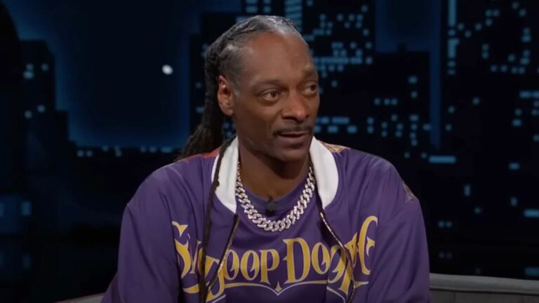 Snoop Dogg recrée la performance emblématique de 1993 en fauteuil roulant de «  Murder était le cas ''