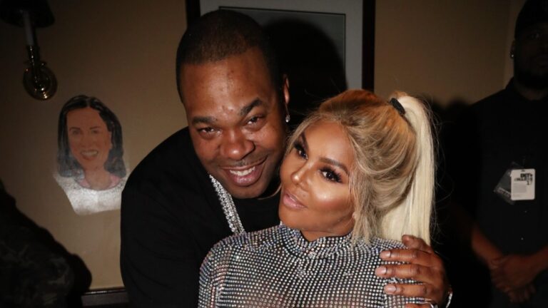 Busta Rhymes donne à Lil Kim ses fleurs, l'invite à «remettre active à nouveau»: «Tu nous manques»