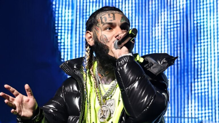 6ix9ine affirme que les fédéraux ont saisi des armes à feu et des médicaments lors de la raid sur la maison de la Floride