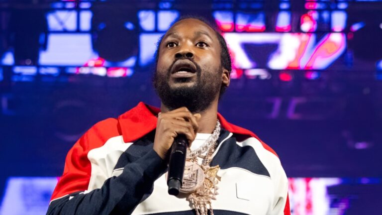Meek Mill traite de la revendication sauvage qu'il a été extorqué par La Crips pour 50 000 $