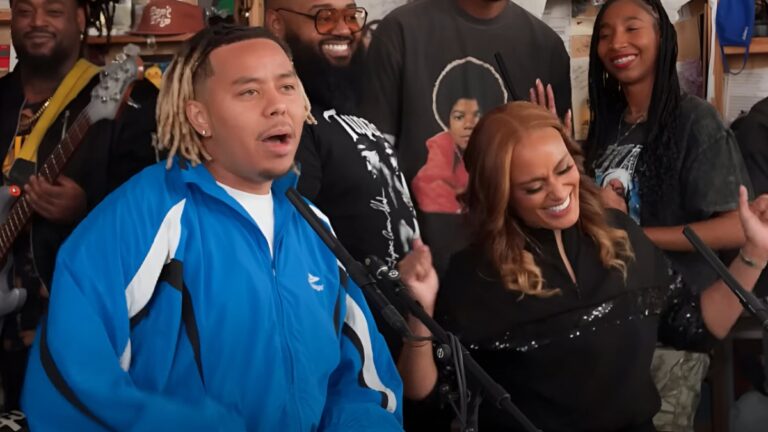 Cordae fait que le rêve de sa maman se réalise avec du duo touchant «  Tiny Desk Concert ''