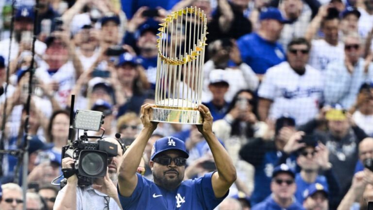 Ice Cube présente les Dodgers avec le trophée des World Series via Lowrider