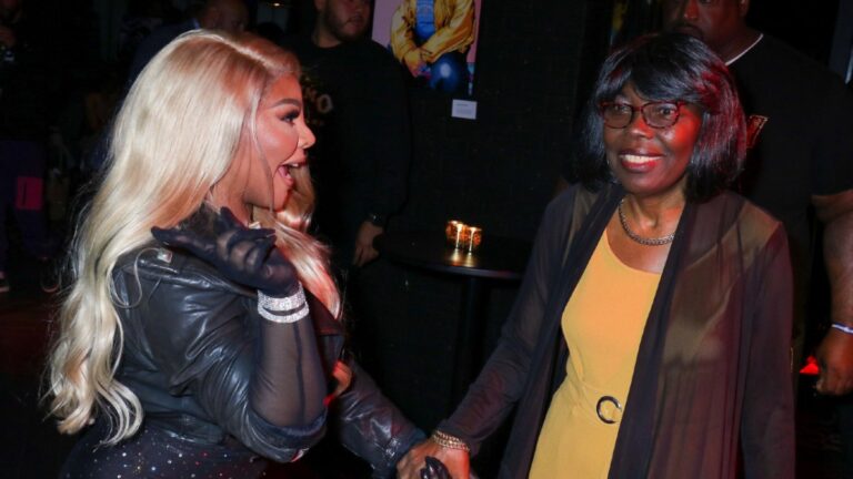 Lil Kim stylède un hommage sincère à la défunte maman de Biggie Voletta Wallace: «  Cela frappe différent ''