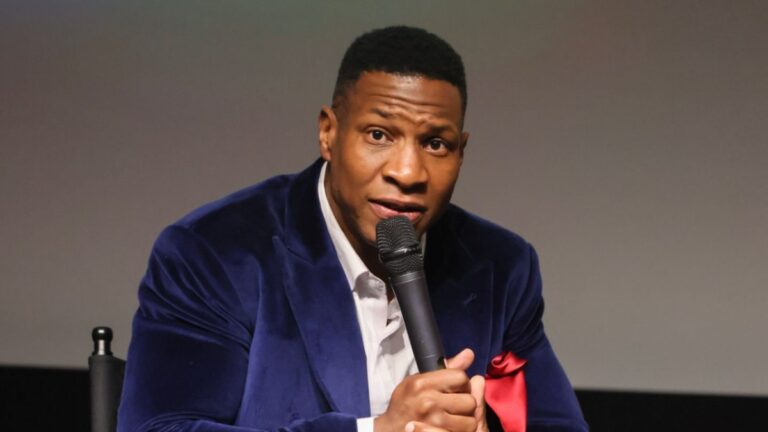 Jonathan Majors révèle ses 5 meilleurs rappeurs et ses choix peuvent vous surprendre