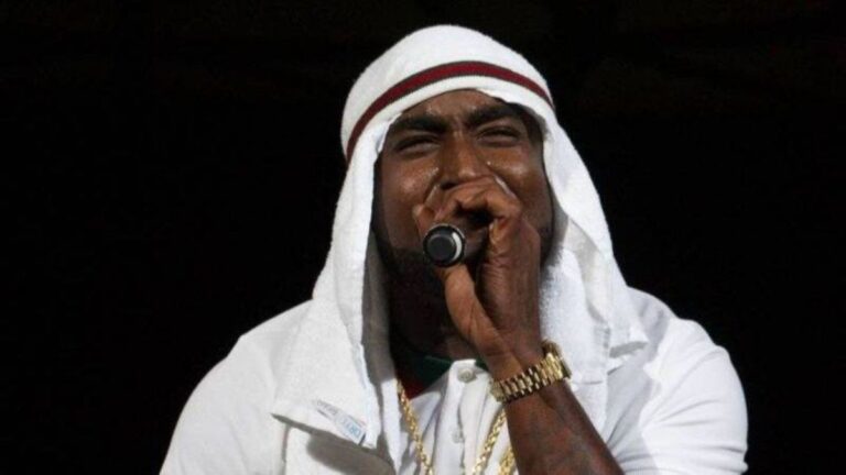 La peine de prison de Young Buck proteste à l'extérieur du palais de justice