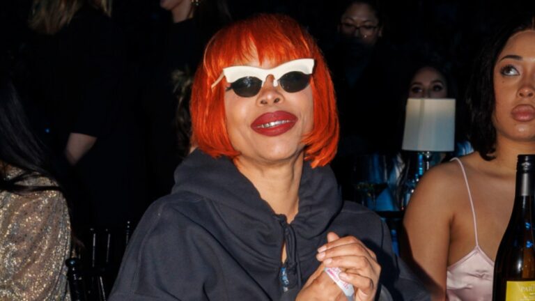 Erykah Badu apporte un nouveau sens à «Curvy» avec une tenue époustouflante lors de l'événement Billboard