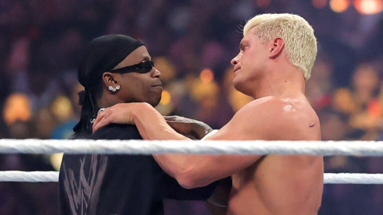 Travis Scott prend des battements de Cody Rhodes lors de la confrontation de Wrestlemania