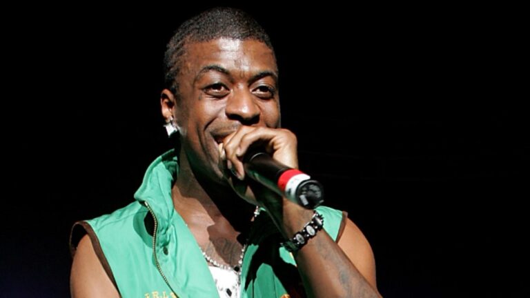 Yung la concerne la foule alors qu'il s'évanouit à mi-performance