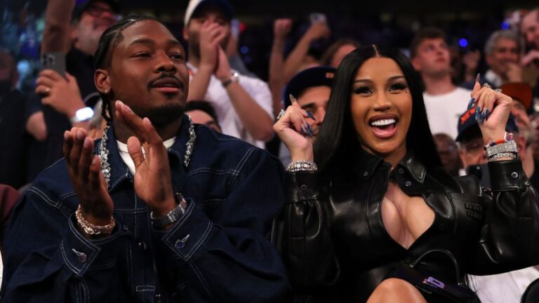 Cardi b & amp; Stefon Diggs montre le jeu Love at Knicks