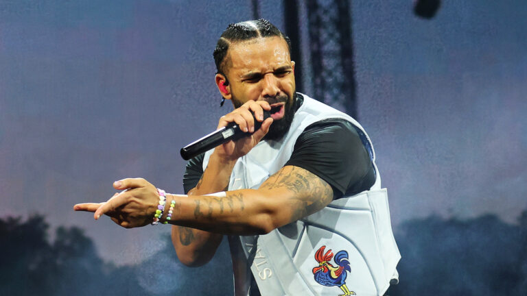 Drake fait l'histoire en tant que premier artiste pour atteindre 120 milliards de streams Spotify