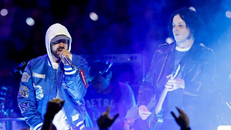Eminem rejoint Jack White pour la performance épique des Lions de Détroit à Thanksgiving : regardez