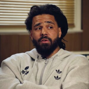 J. Cole discute du bœuf de Drake et Kendrick Lamar et admet que les réactions négatives de ses excuses l'ont affecté