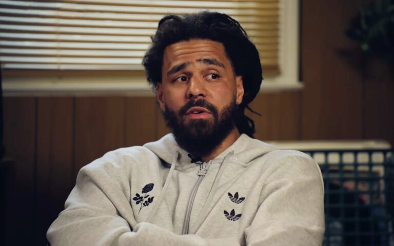 J. Cole discute du bœuf de Drake et Kendrick Lamar et admet que les réactions négatives de ses excuses l'ont affecté