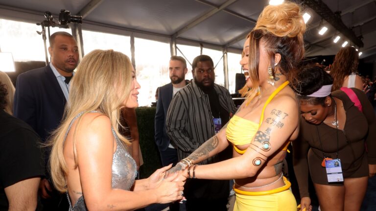 GloRilla Fangirls sur Hilary Duff sur le tapis rouge de l'AMA