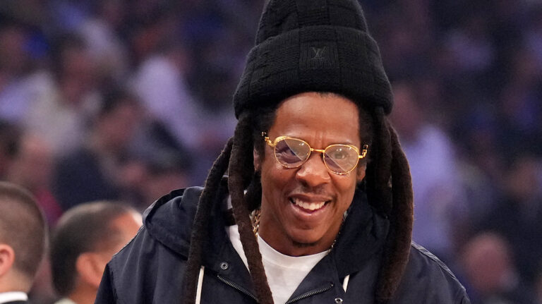 Jay-Z se produit au Roots Picnic et lance une nouvelle coiffure : regardez la performance