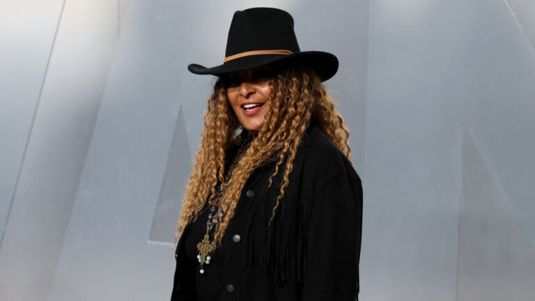 Pam Grier dit qu'elle a des orgasmes de trois jours à 76 ans