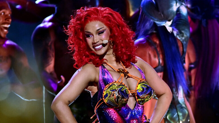 Cardi B maintient le bœuf BIA en vie grâce à ses performances aux BET Awards 2026