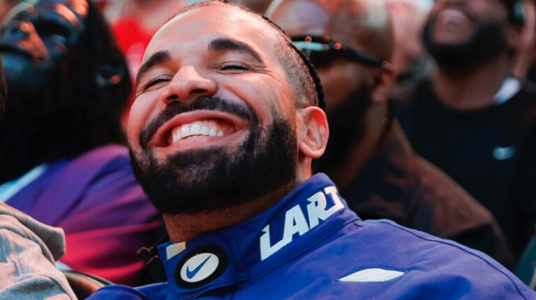 Drake annonce des soirées d'excuses réservées à Janice à Toronto, New York et Los Angeles