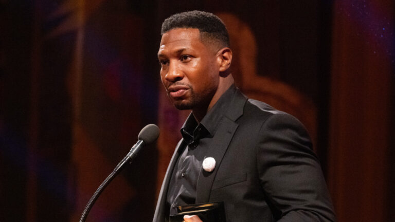 Le prochain film de Jonathan Majors, « Run Hide Fight : Infidels » est anti-palestinien et anti-« virus de l'esprit éveillé »