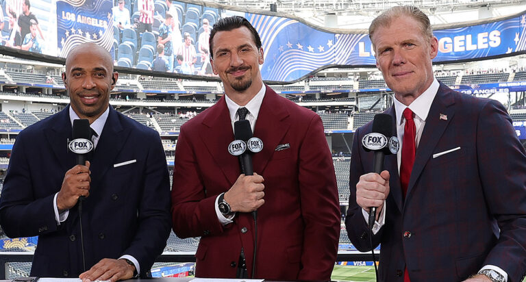 Zlatan Ibrahimovic et Alexi Lalas échangent des insultes hilarantes en direct à la télévision pendant que Thierry Henry rit