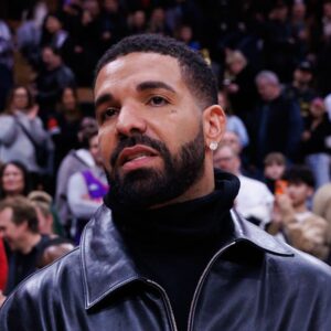 Drake répond à une photo prise par l'IA de lui en train de nourrir du Spice : « J'aurais pris cette photo pour de vrai »