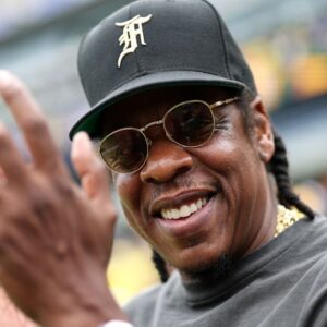 Jay-Z essaie en plaisantant de s'enfuir avec AP Watch au Fanatics Fest