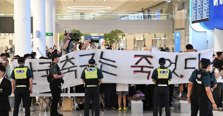 L'équipe sud-coréenne de la Coupe du monde accueillie par des huées et des banderoles de protestation à l'aéroport d'Incheon