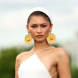 Zendaya fait face à des réactions négatives pour avoir porté des boucles d'oreilles iraniennes vieilles de 3 000 ans lors de la tournée de presse « L'Odyssée »