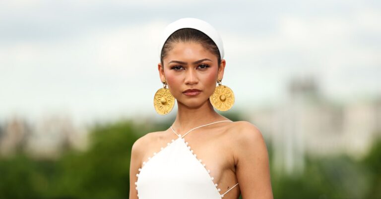 Zendaya fait face à des réactions négatives pour avoir porté des boucles d'oreilles iraniennes vieilles de 3 000 ans lors de la tournée de presse « L'Odyssée »