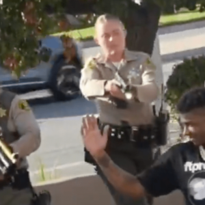 Blueface arrêté sous la menace d'une arme à feu en plein milieu d'une affaire d'écrasement apparent dans son restaurant