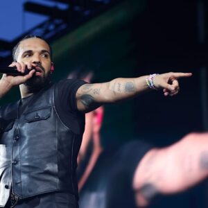 Drake aboie sur commande, choisit Goth Streamer comme « épouse » et promet d'acheter une maison à sa mère