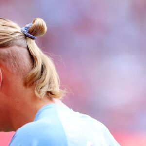 Erling Haaland rase ses cheveux longs emblématiques avant l'ouverture de la saison de Manchester
