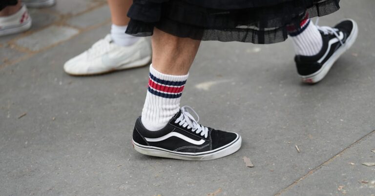 Fugazi vendra sa collaboration Shelved Vans pour 5 $ dans les pop-ups de Los Angeles et de New York en guise de clin d'œil au groupe hardcore