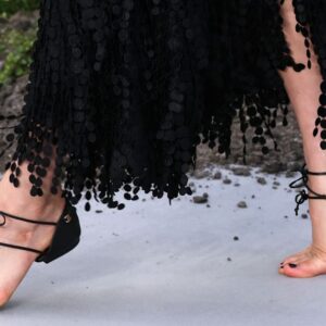 Margaret Qualley lance les chaussures à talons pieds nus de Chanel à Londres