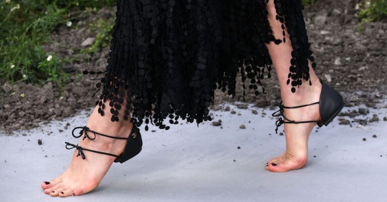 Margaret Qualley lance les chaussures à talons pieds nus de Chanel à Londres