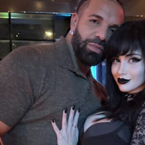 Qui est Pinkchyu, le « Goth Baddie » qui a remporté le Dating Show de Drake (et l'a fait aboyer) ?