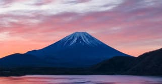 Un père laisse son fils fatigué de 7 ans seul sur le mont Fuji pour continuer son ascension