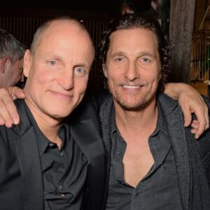 Woody Harrelson se souvient du lien « plus que des amis » entre ses parents et ceux de Matthew McConaughey