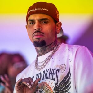 Chris Brown exige des preuves après qu'un journaliste affirme qu'il « abuse activement des femmes »