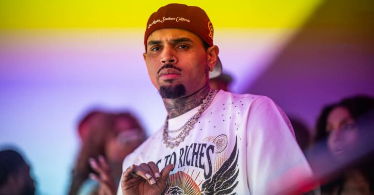 Chris Brown exige des preuves après qu'un journaliste affirme qu'il « abuse activement des femmes »