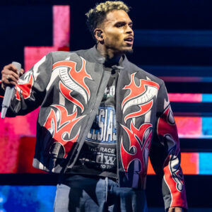 Chris Brown remporte l'offre pour réexaminer le verdict de 12,9 millions de dollars sur les attaques contre les chiens, mais il y a un piège